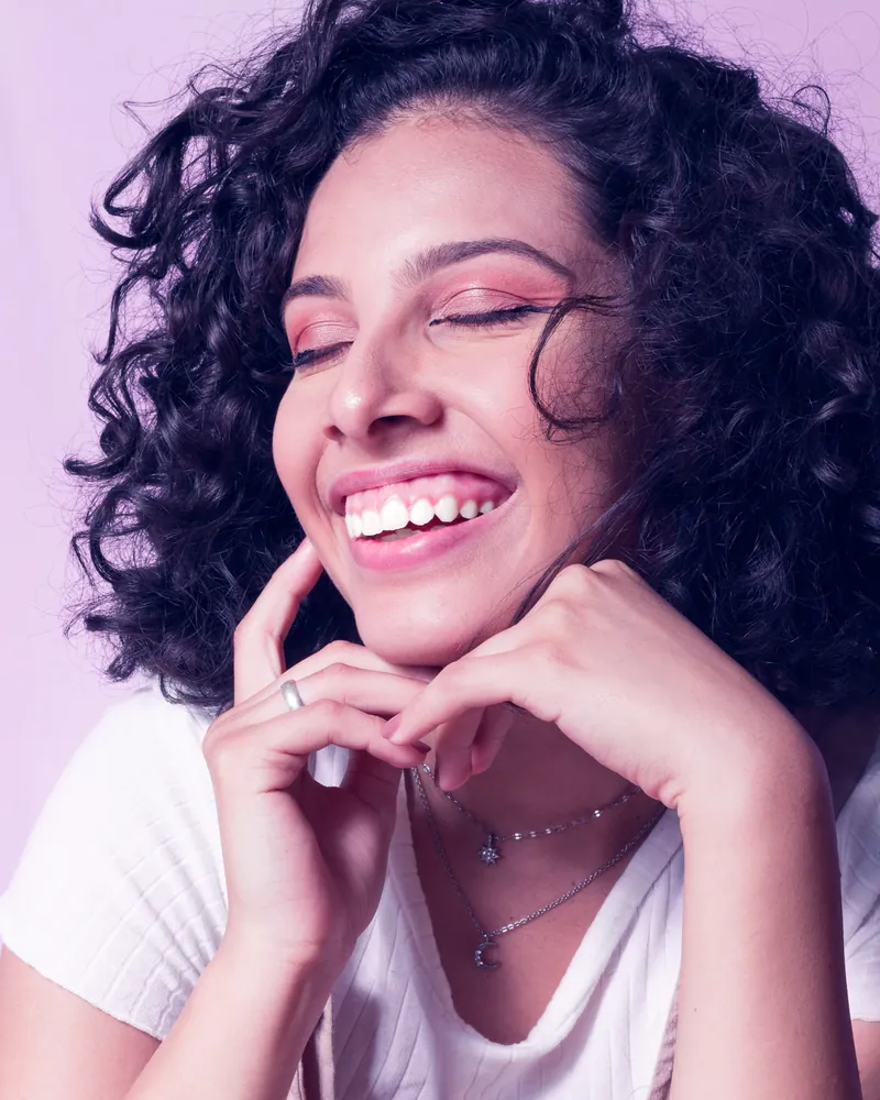 Mujer con una sonrisa amplia y luminosa