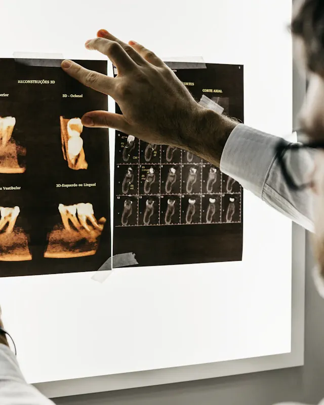 Odontólogo revisando radiografías dentales